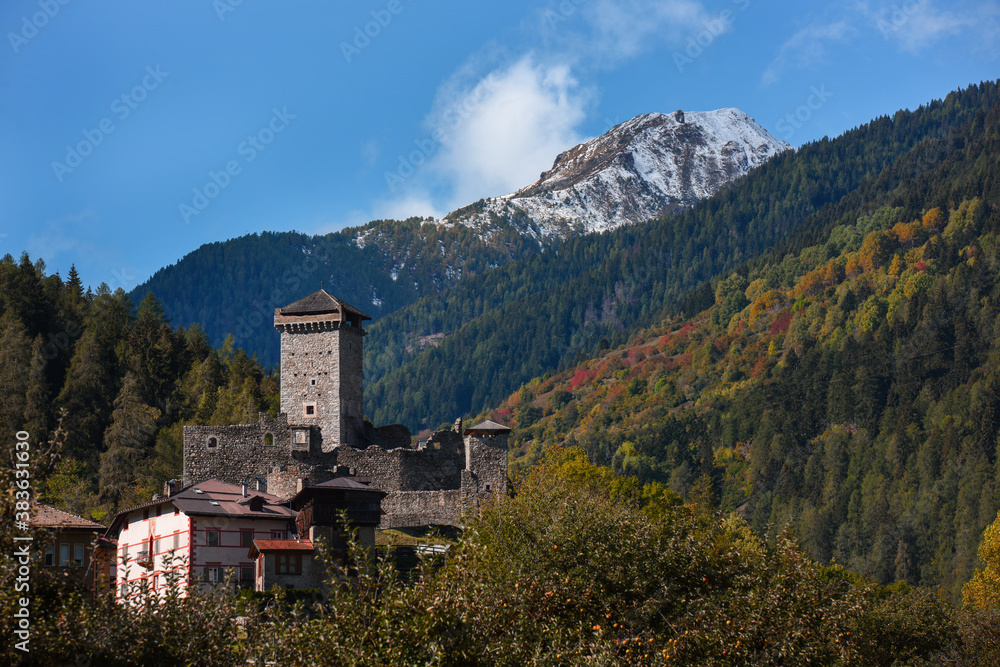 paesaggio montagna castello autunno Trentino Ossana Val di sole 