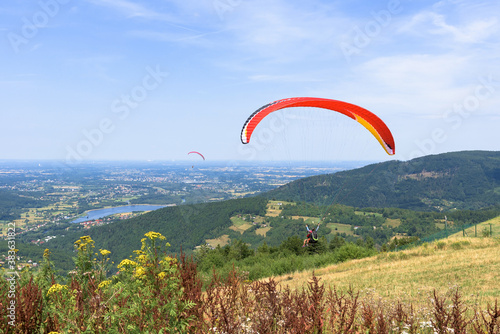 Fototapeta Naklejka Na Ścianę i Meble -  Paragliders start their flight on Zar mountain in Poland