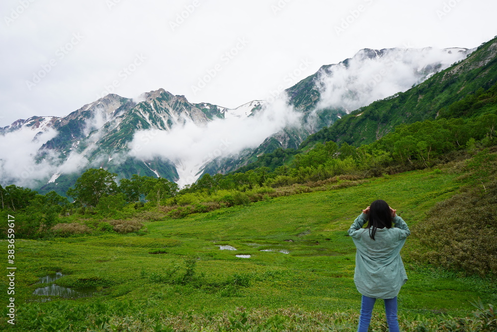 白馬三山　栂池高原　残雪　少女　夏休み　トレッキング　ハイキング　楽しい　子供
