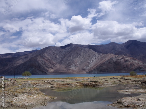 Beautiful lake and magnificent blue skies and mountains, Pangong tso (Lake), Durbuk, Leh, Ladakh, Jammu and Kashmir, India © Mithrax