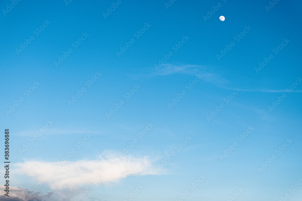 Cielo azul con Luna llena
