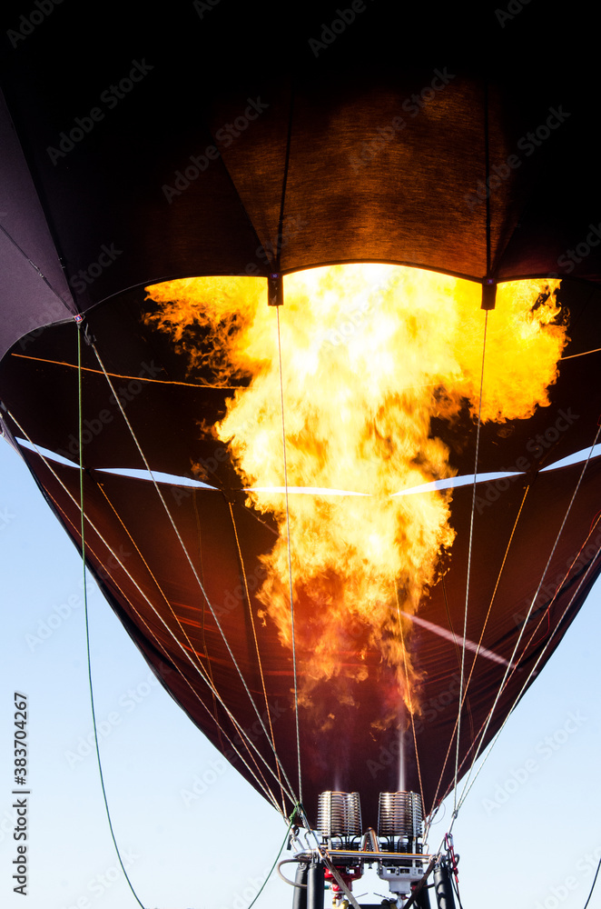 Obraz premium A burst of fire fills a hot air balloon.
