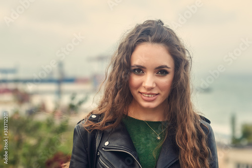 Obraz na płótnie Portrait of a young beautiful girl in a leather jacket in the city w salonie