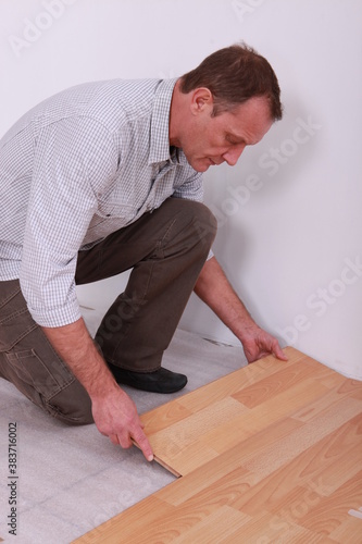 Cuadro en lienzo man laying parquet