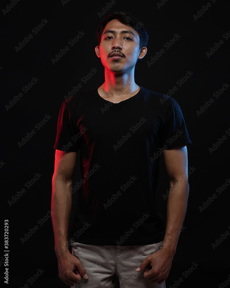 Naklejka premium Young men in empty black T-shirts, stylish and posing like famous T-shirt models. Men's t-shirt template and mockup design for print.