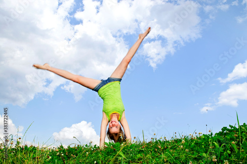 Foto Young girl doing cartwheel