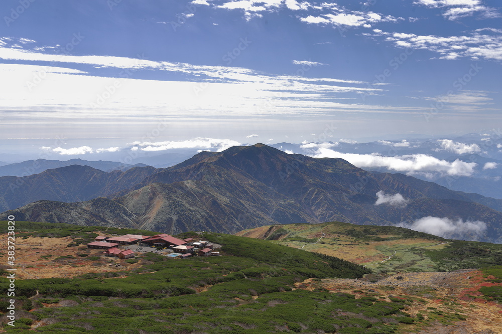 Naklejka premium 山脈と山小屋