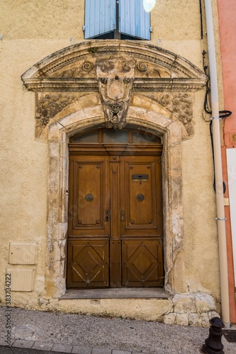 Saint-Saturnin-lès-Apt, village médiéval perché du Luberon en Provence-Alpes-Côte-d'Azur.  © Bernard GIRARDIN
