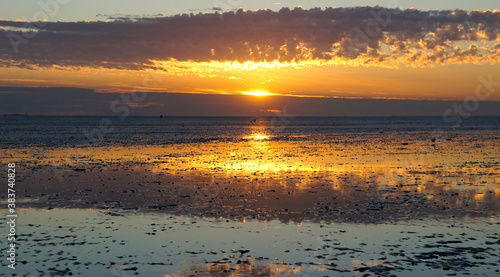 Sonnenuntergang im Watt dramatisch warmes Licht