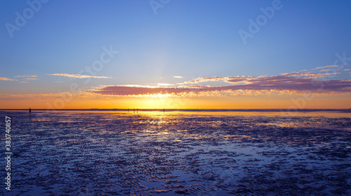 Sonnenuntergang im Watt Sonne verdeck kühles Licht
