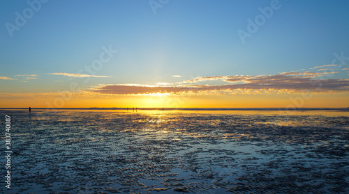 Sonnenuntergang im Watt Sonne verdeck warmes Licht