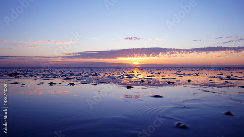 Sonnenuntergang im Watt Vordergrund Wasser kühles Licht