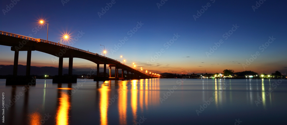 Naklejka premium Panoramic view of bridge over the sea at beautiful sunrise on the east, Thailand