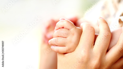 母親と赤ちゃんが手をつなぐ　両手を握って親子の触れ合い