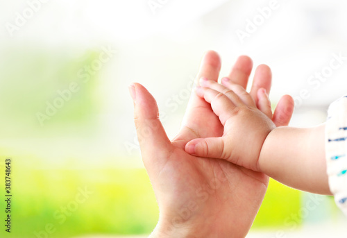 母親と赤ちゃんが手をつなぐ　親子の触れ合い

