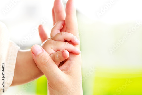 母親と赤ちゃんが手をつなぐ 親子の触れ合い