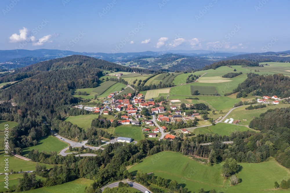 Bild einer Luftaufnahme mit einer Drohne des Dorf Grueb bei Grafenau im bayerischen Wald mit Bergen und Landschaft, Deutschland