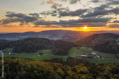 Bild einer Luftaufnahme mit einer Drohne der Stadt Grafenau im bayerischen Wald mit Bergen Arber Rachel und Lusen im Hintergrund w  hrend des  Sonnenuntergang  Deutschland