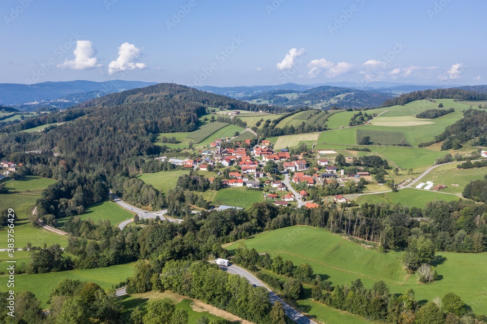 Bild einer Luftaufnahme mit einer Drohne des Dorf Grueb bei Grafenau im bayerischen Wald mit Bergen und Landschaft, Deutschland