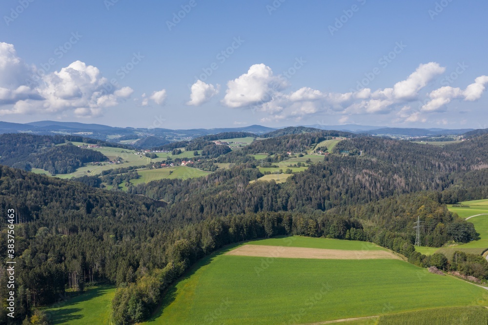 Bild einer Luftaufnahme mit einer Drohne der Landschaft im bayerischen Wald bei Grafenau, Deutschland