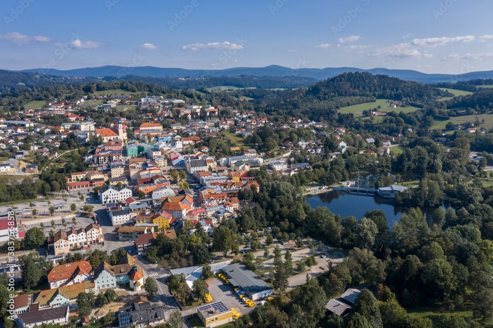 Bild einer Luftaufnahme mit einer Drohne der Stadt Grafenau im bayerischen Wald mit Kurpark und Freibad, Deutschland