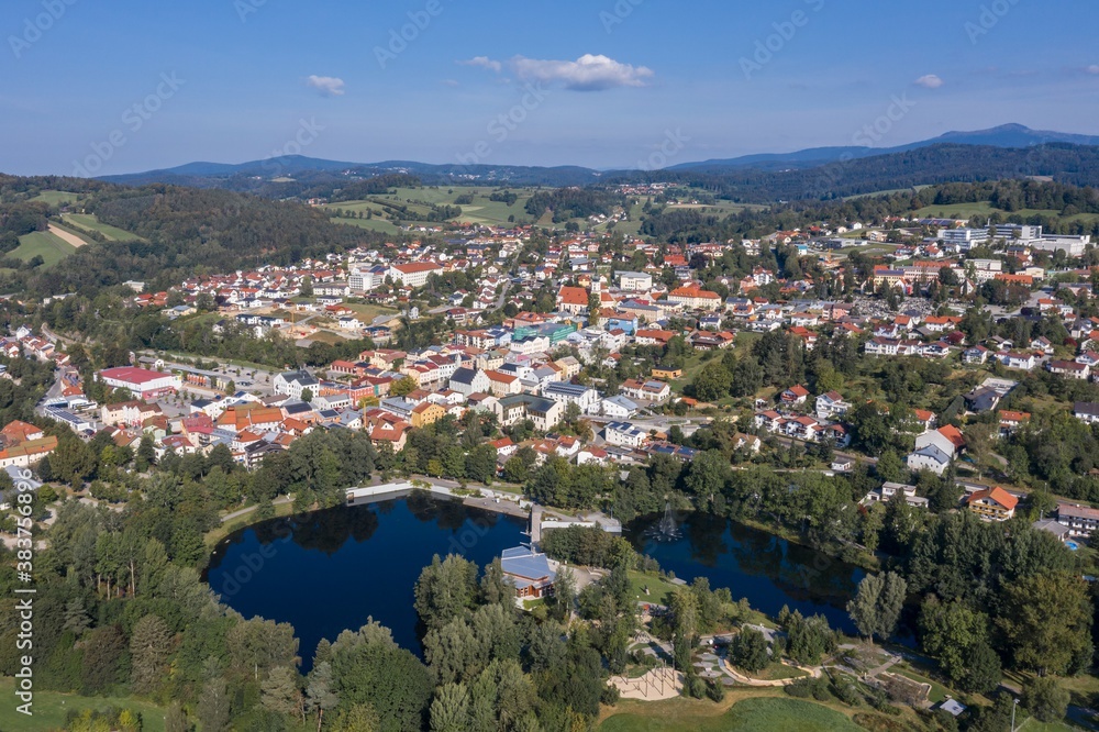 Bild einer Luftaufnahme mit einer Drohne der Stadt Grafenau im bayerischen Wald mit Kurpark und Freibad, Deutschland