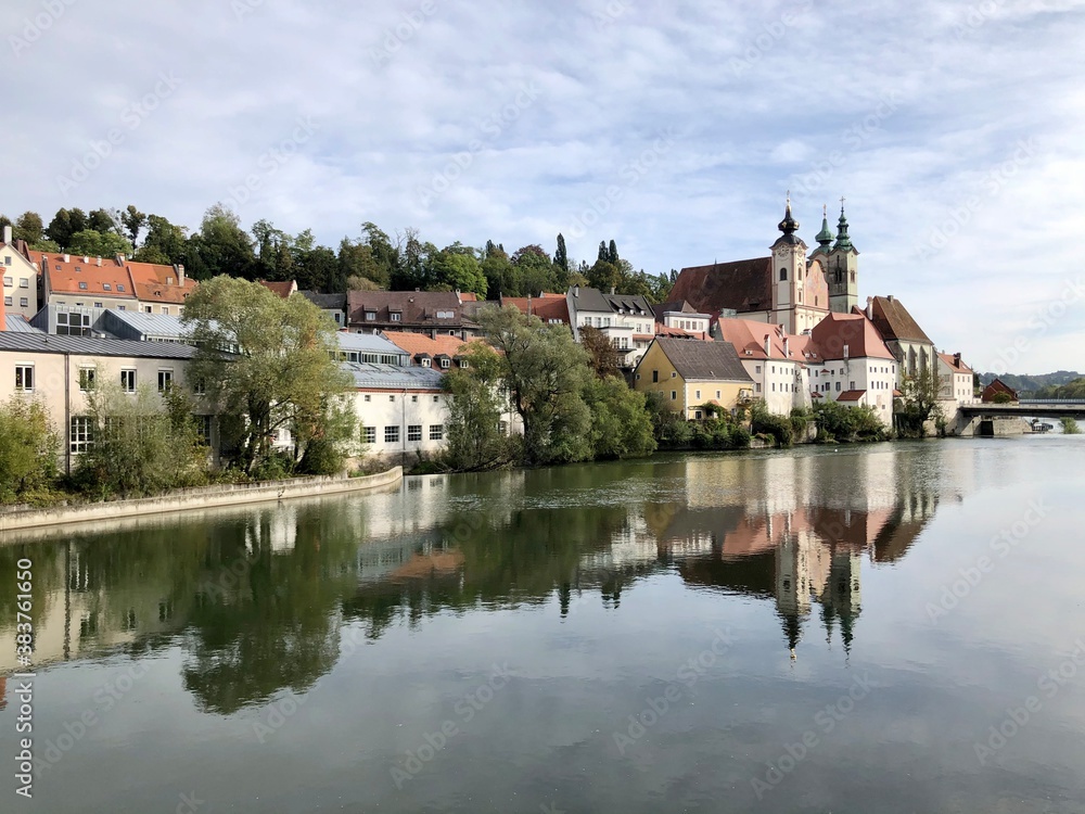 Panorama der Stadt Steyr in Oberösterreich mit Kirche und Fluß, Österreich
