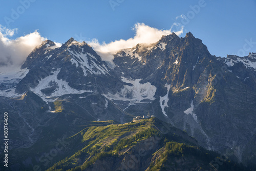 Scenic view of the Italian Alps with the Skyway Monte Bianco cable car that goes up from Courmayeur to Pointe Helbronner  a peak of the Mont Blanc massif  in summer  Aosta  Italy