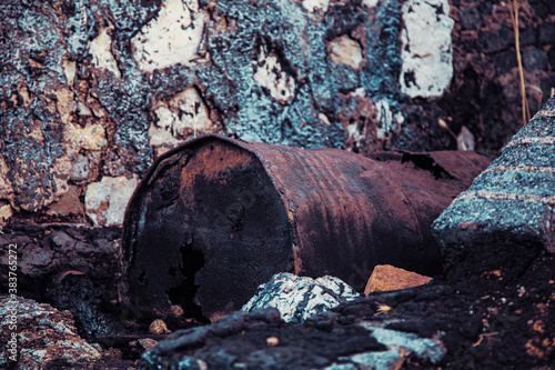 Viejo barril de crudo oxidado y abandonado con fugas 