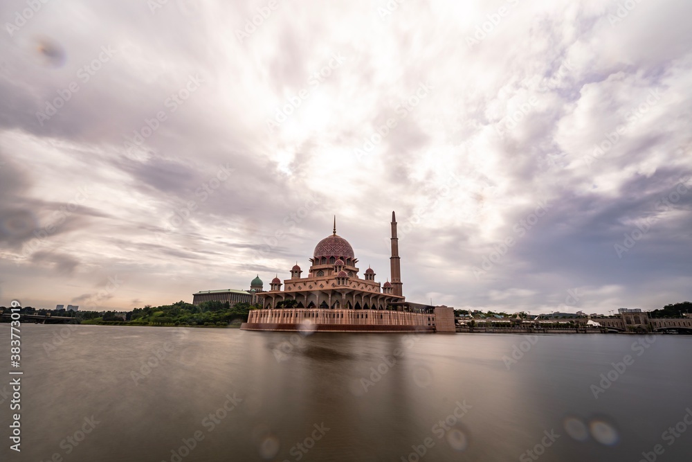 Obraz premium The Putra Mosque (Malay: Masjid Putra) is the principal mosque of Putrajaya, Malaysia