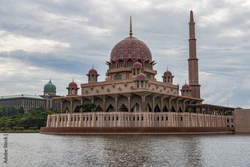 Fototapeta premium The Putra Mosque (Malay: Masjid Putra) is the principal mosque of Putrajaya, Malaysia