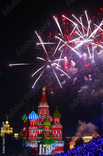 Canvas Print Moscow’s famous St Basil’s cathedral on Red Square during colorful firework/salut