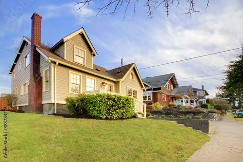 Fototapet Cute craftsman style home with unique colot combination