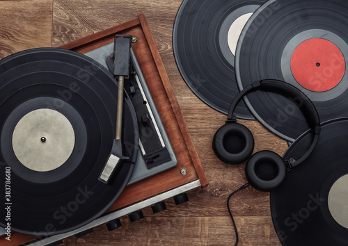 Φωτογραφία Retro vinyl player and stereo headphones on wooden background