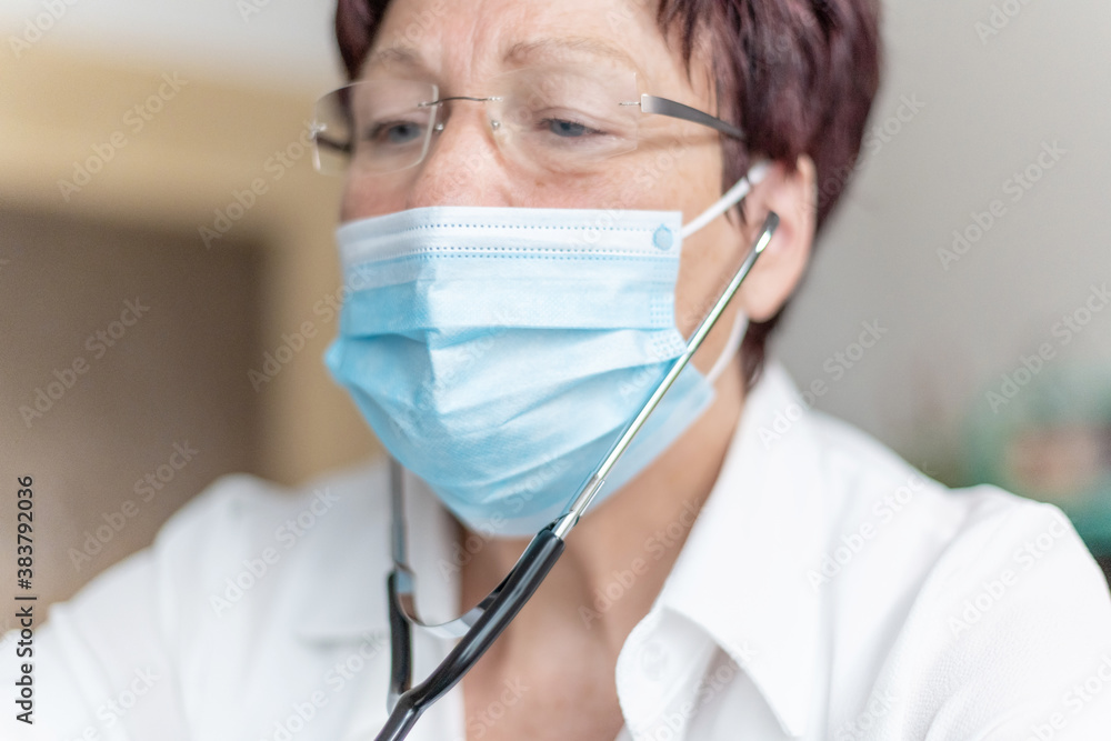 Ärztin mit Maske untersucht Ärztin mit Maske untersucht