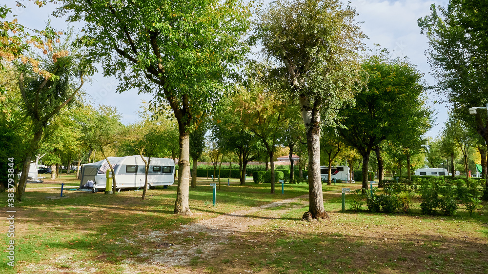 Campingplatz im Herbst mit viel Platz für Wohnwagen und Wohnmobil zum erholen