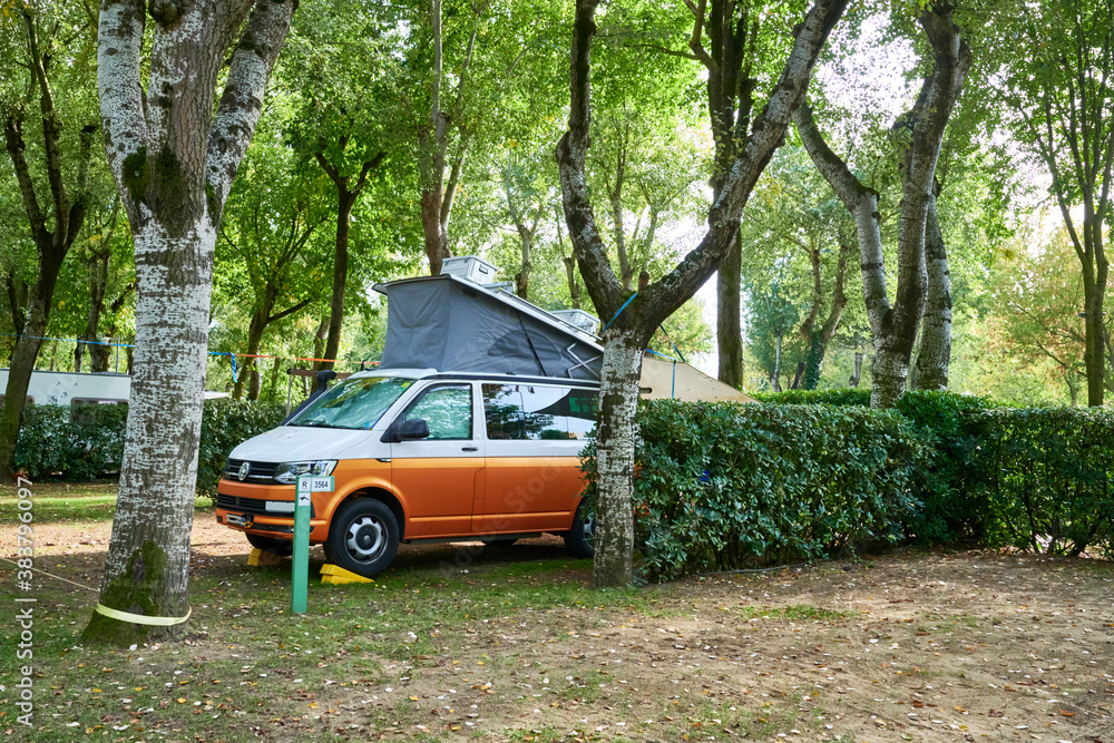 Schönen Wohnmobil mieten zum Urlaub machen auf dem Campingplatz Schönen Wohnmobil mieten zum Urlaub machen auf dem Campingplatz