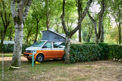 Schönen Wohnmobil mieten zum Urlaub machen auf dem Campingplatz  © www.push2hit.de