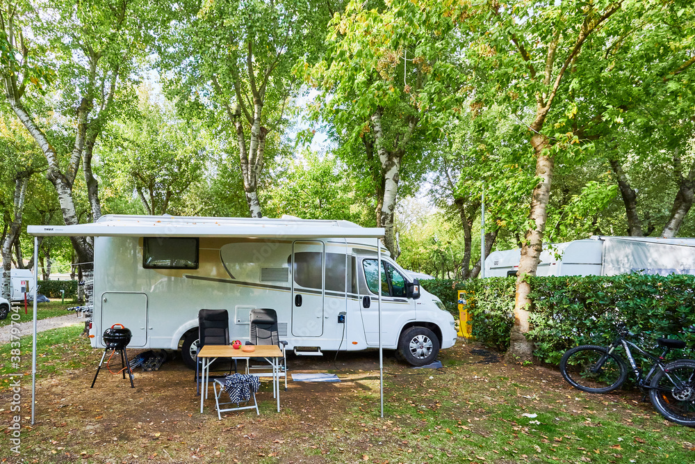 Schönen Wohnmobil mieten zum Urlaub machen auf dem Campingplatz 