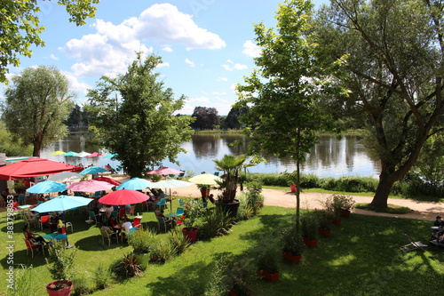 Schilderij op canvas Rives de l'Allier à Vichy : parasols