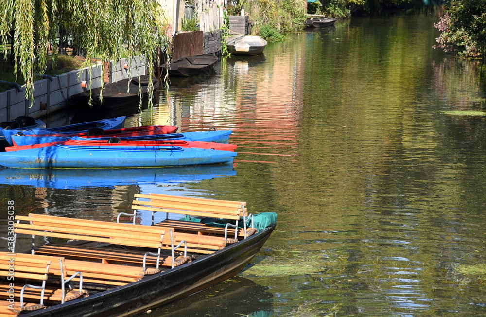 Obraz premium Holzkahn und Paddelboote im idyllischen Spreewald