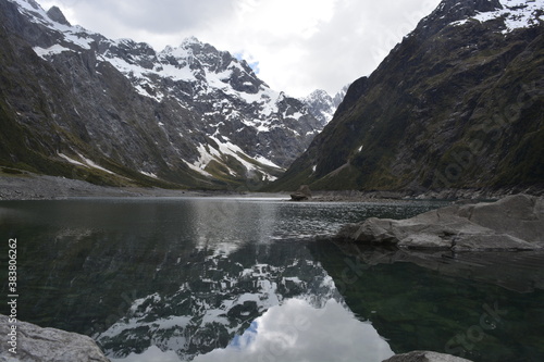 Valle glacial y lago de alta montaña