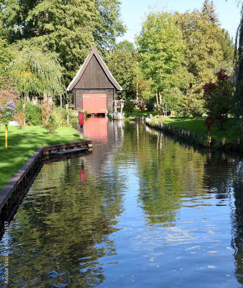 Obraz premium Bootshaus an einem Spreewaldkanal