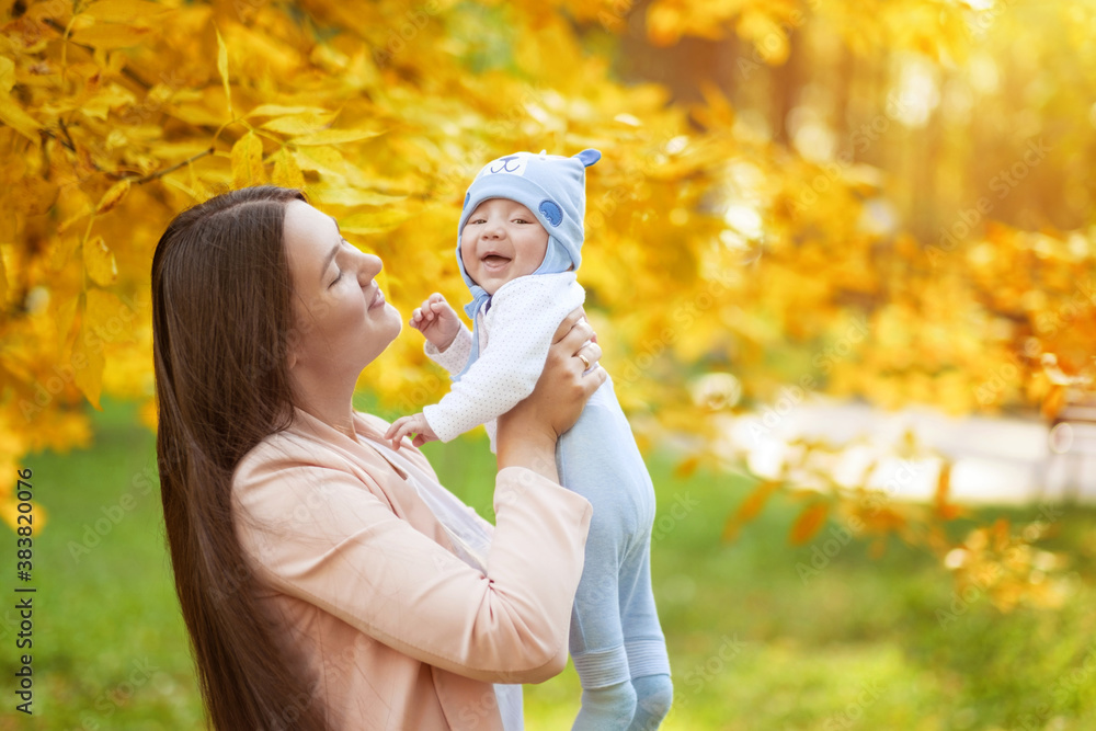 Obraz premium portraits of mom and baby in autumn park