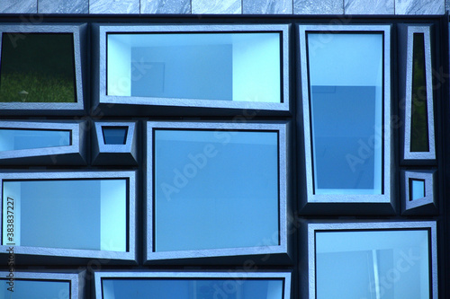 ガラス張りの幾何学模様の大きなビル