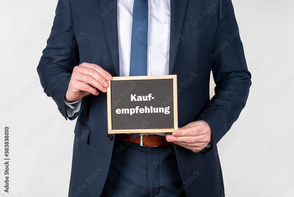 Aktien Analyst mit einem Schild Kaufempfehlung Aktien Analyst mit einem Schild Kaufempfehlung