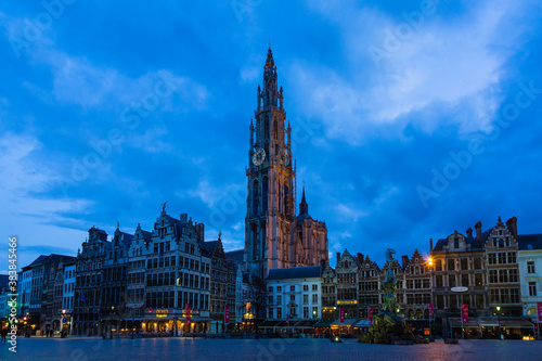 ベルギー 夕暮れ時のアントワープの旧市街に建つ聖母大聖堂・ノートルダム大聖堂とブラボーの噴水