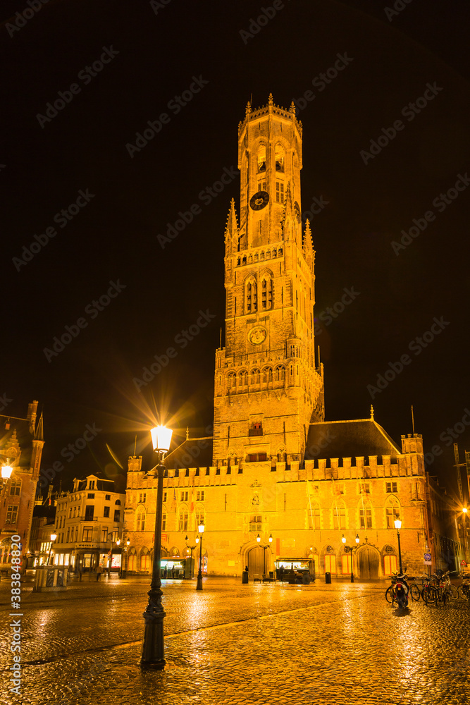 ベルギー　夜のブルージュ歴史地区のマルクト広場と鐘楼