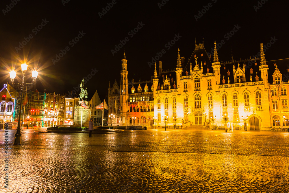 ベルギー　夜のブルージュ歴史地区のマルクト広場と州庁舎
