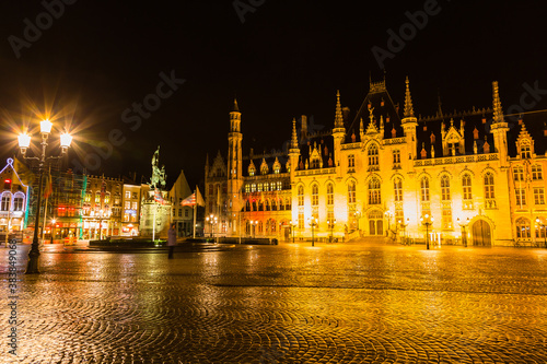 ベルギー 夜のブルージュ歴史地区のマルクト広場と州庁舎